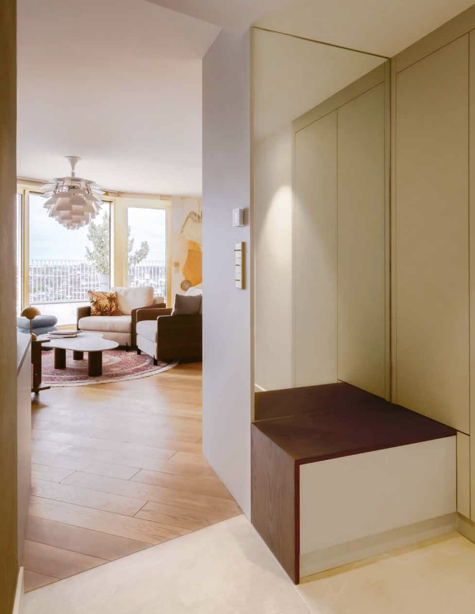 Détail du parquet dans le séjour, posé selon un axe libre pour souligner la dynamique et la redéfinition des espaces dans cet appartement à Lille.