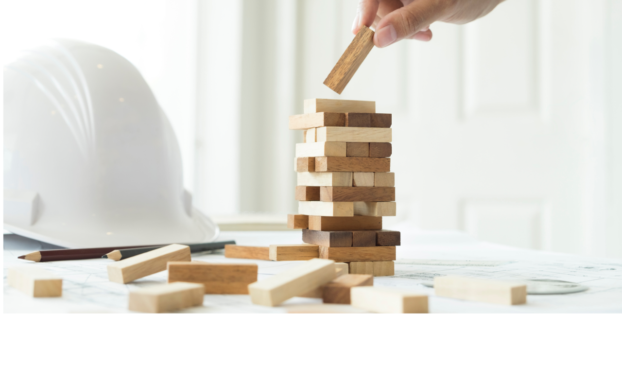 Visuel d'une tour de briques en bois avec une main la construisant et un casque de chantier illustrant les process de l'agence Haert et les différentes étapes de l'accompagnement