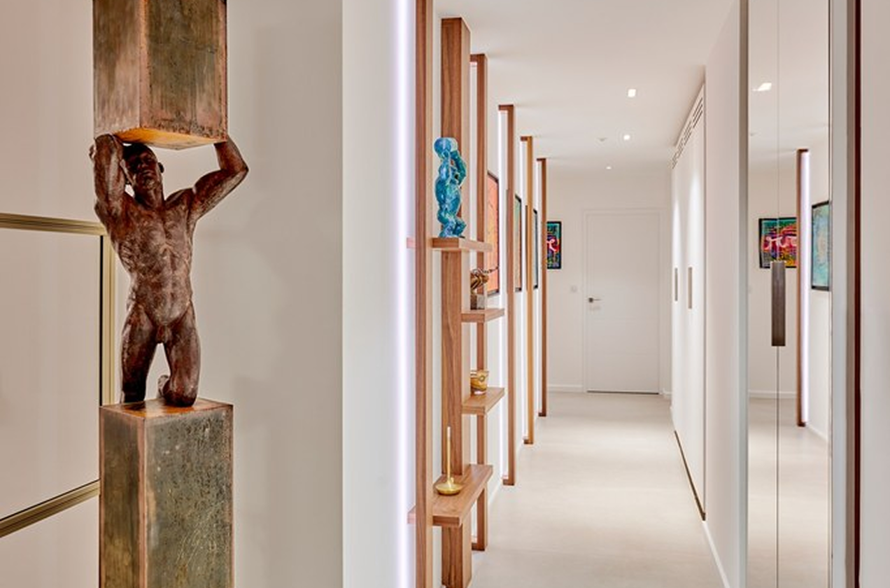 Couloir structurant le grand espace de vie et distribuant l'appartement en VEFA
